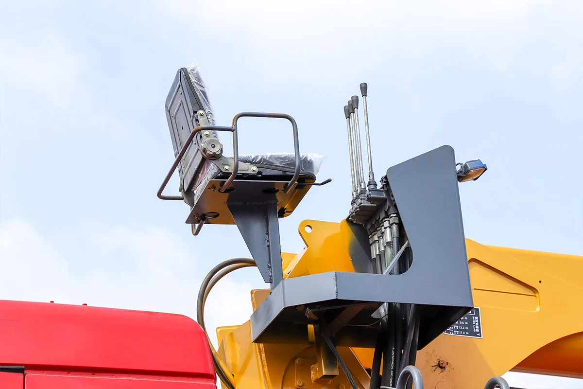 12000KG Truck With Crane detail view 6