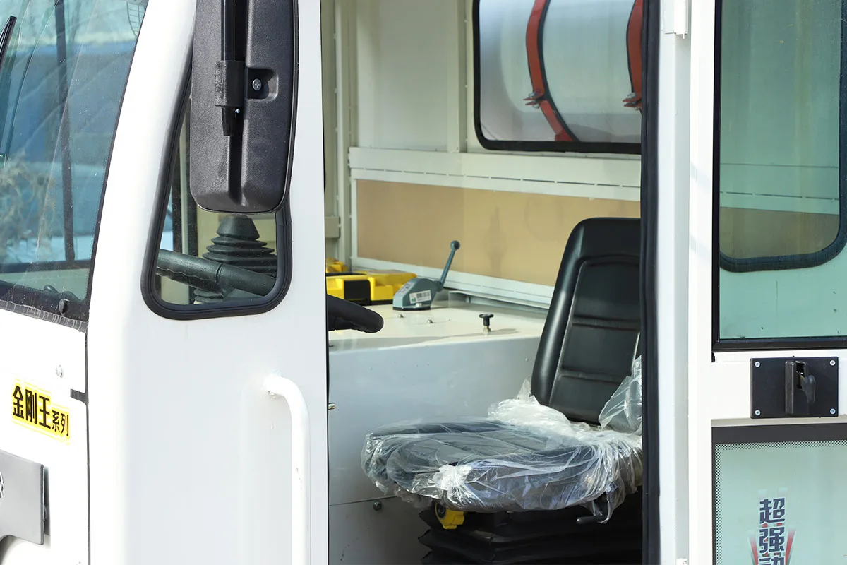 6 Wheels Mobile Concrete Mixer Truck detail view 5